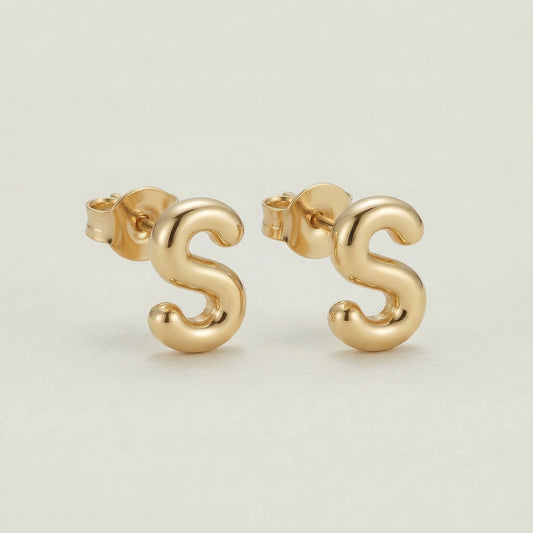 750 Gold Buchstaben Ohrstecker S | Initial Ohrringe aus 18K Gelbgold