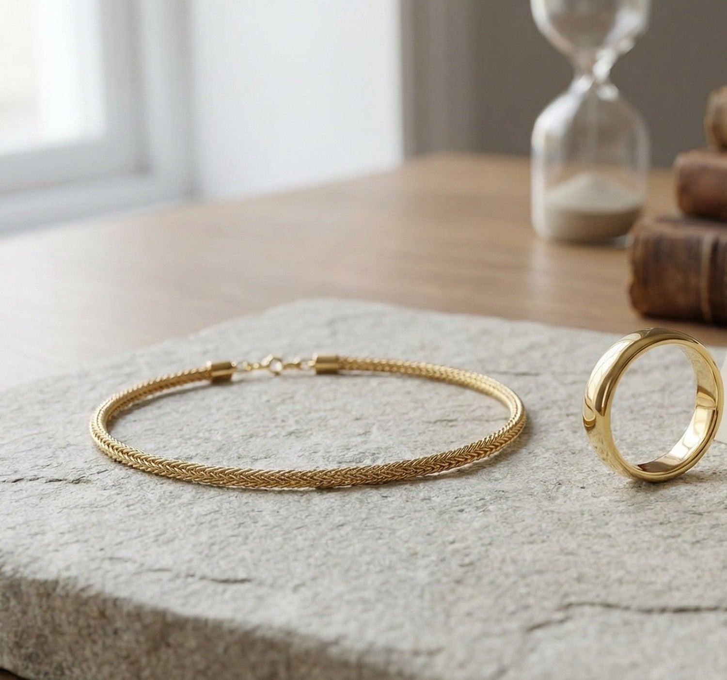 Erbschmuck aus 750er Gold überdauert Generationen — chemisch stabil, zeitlos schön und voller Bedeutung. Warum 18 Karat Gold die einzige Wahl für Schmuck ist, der weitergegeben werden soll.