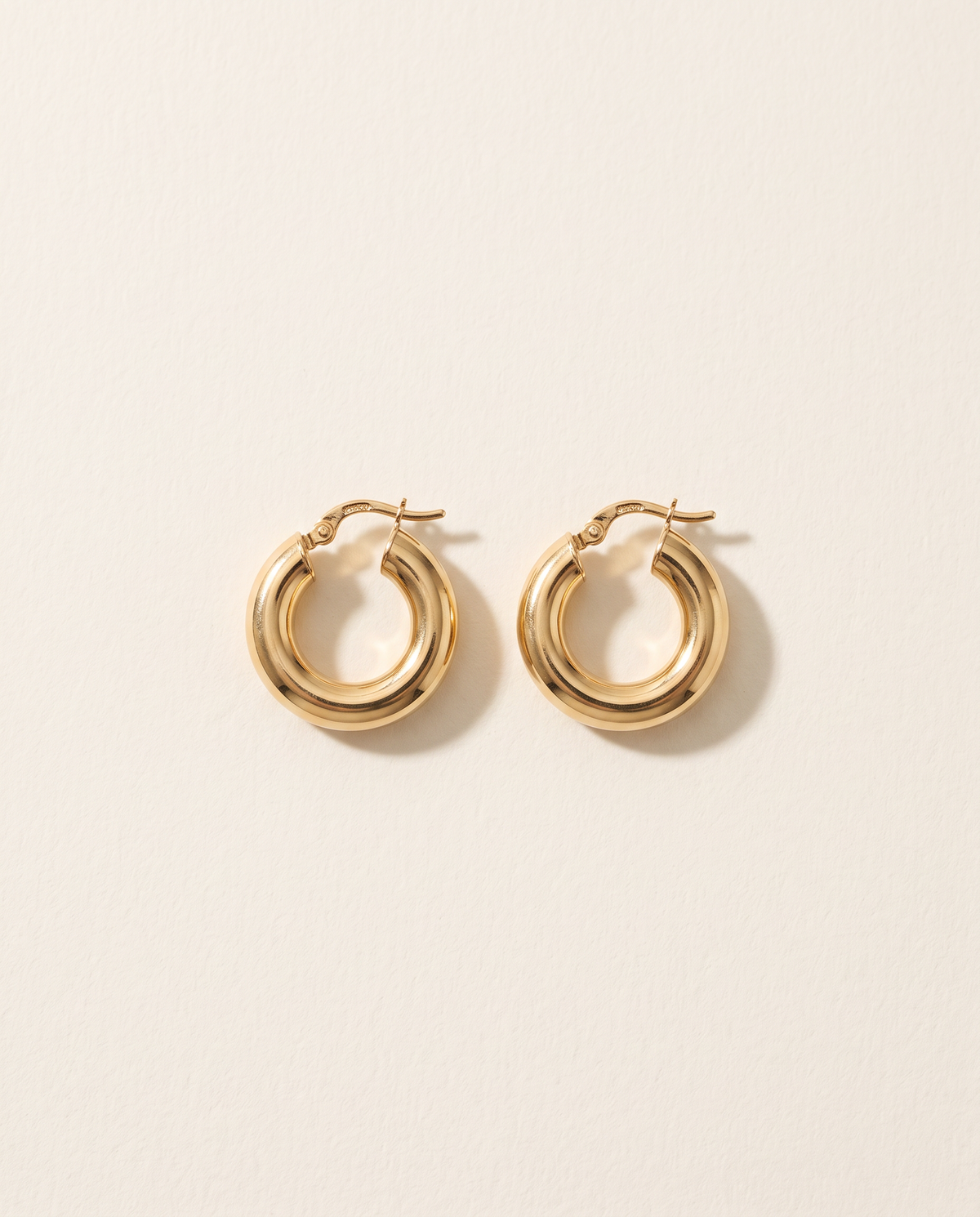 Kleine Creolen 10 mm aus 750er Gold, 2 mm stark – Ansicht 4