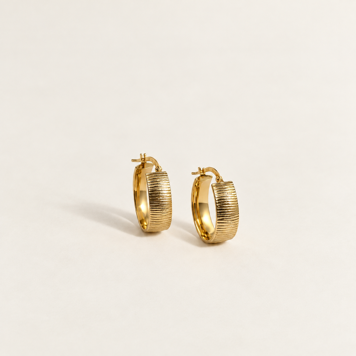 Strukturierte Creolen 24 mm aus 750er Gold – Ansicht 2