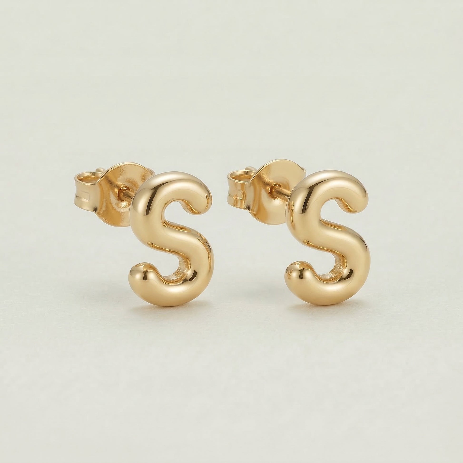 18K (750) Gold Initial Ohrstecker S Damen – Buchstaben Ohrringe | PAEEZE