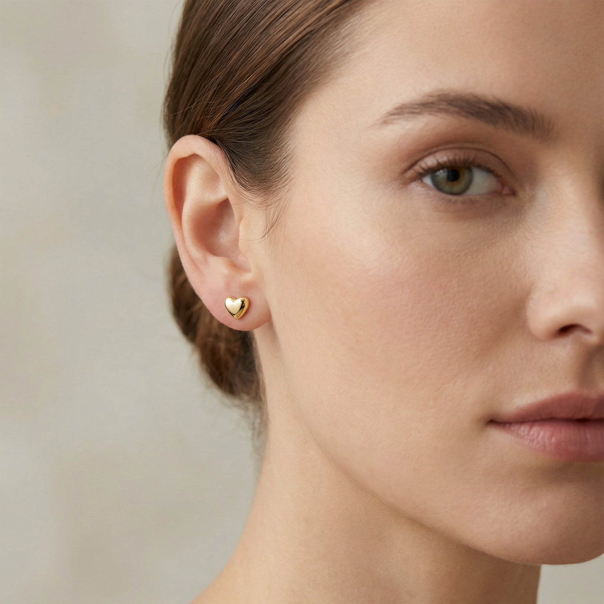 750 Gold Herz Ohrstecker | Kleine Herz Ohrringe aus 18K Gelbgold | PAEEZE
