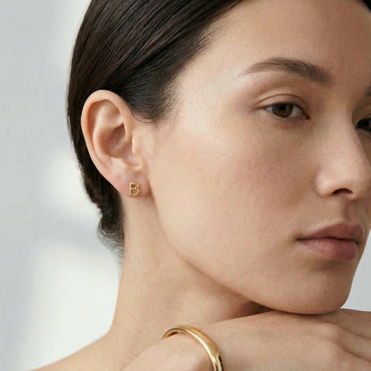 750 Gold Buchstaben Ohrstecker B | Initial Ohrringe aus 18K Gelbgold