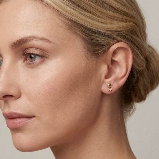 750 Gold Buchstaben Ohrstecker S | Initial Ohrringe aus 18K Gelbgold